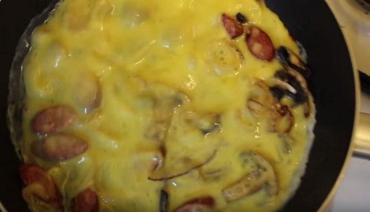 Versa la massa di uova in una padella e friggi.