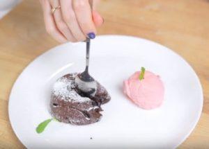 Ruoanlaitto itsellesi suklaa-fondantti: resepti askel askeleelta valokuvilla!