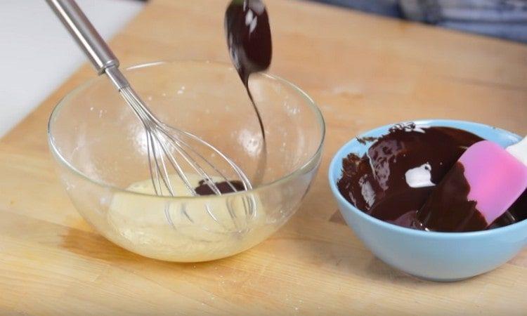 geschmolzene Schokolade mit Butter wird in den Teig gegeben.