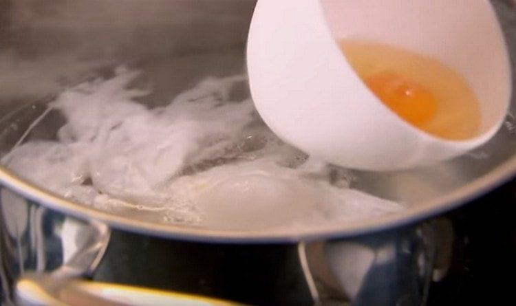 В получената фуния разбийте яйцата едно по едно.