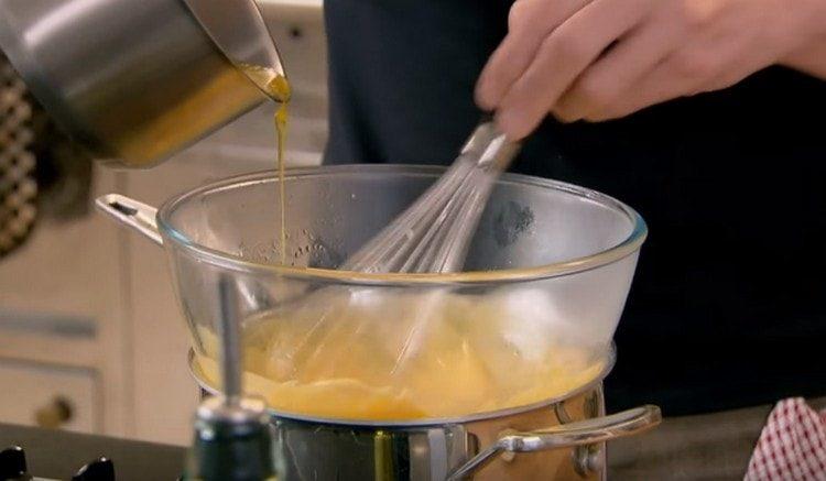 Geben Sie die geschmolzene Butter in die Eimasse.