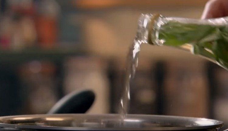 In una casseruola, portare l'acqua a ebollizione, aggiungere aceto di vino.
