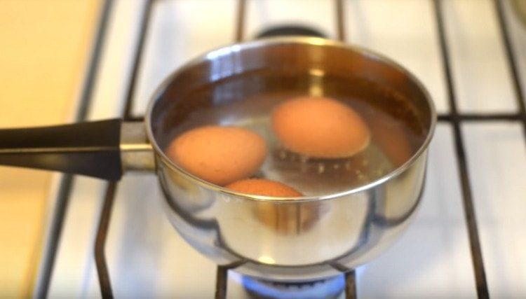 يُغلى البيض في درجة حرارة منخفضة ويطهى لمدة 3-4 دقائق.