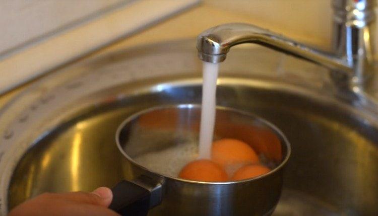 Deponiamo le uova in una padella e versiamo acqua fredda.