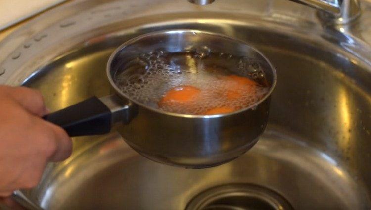 Nach dem Kochen die Eier mit kaltem Wasser füllen.