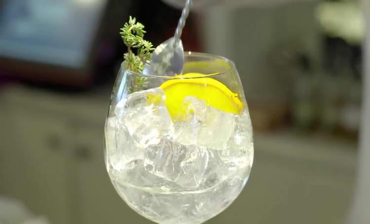 Gini- ja tonic-cocktail