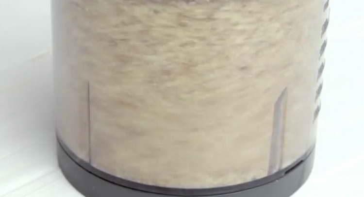 Walnüsse in einem Mixer mahlen