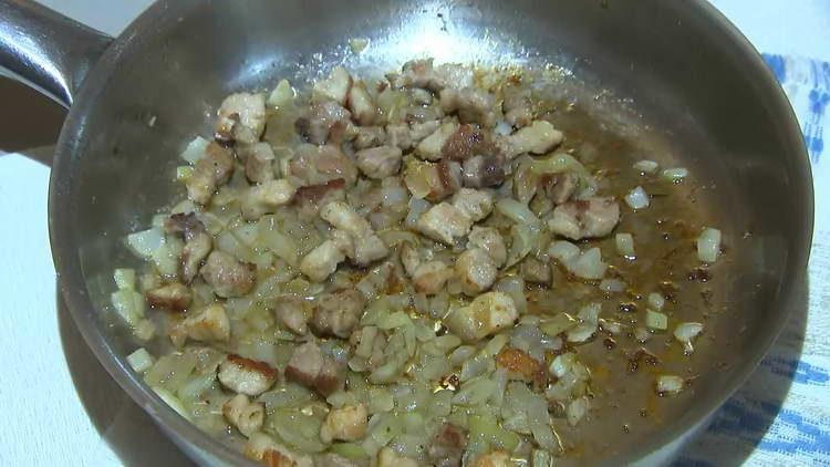 friggere la cipolla con la carne in padella