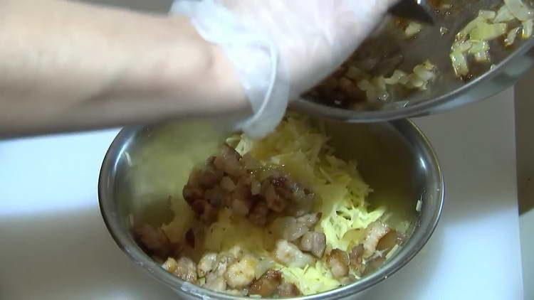 Kartoffeln mit Zwiebeln und Fleisch mischen
