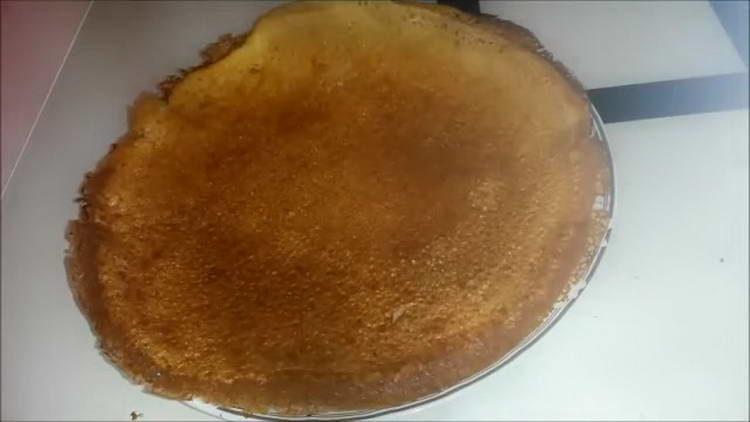 ilagay ang pancake sa isang plato