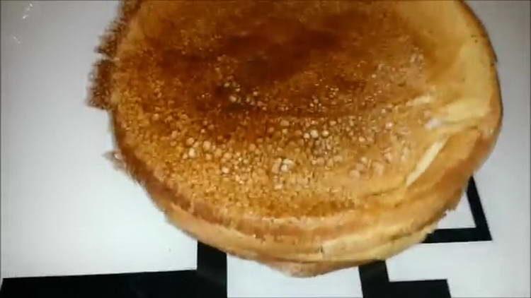 manipis na pancake na may recipe ng gatas na may mga butas
