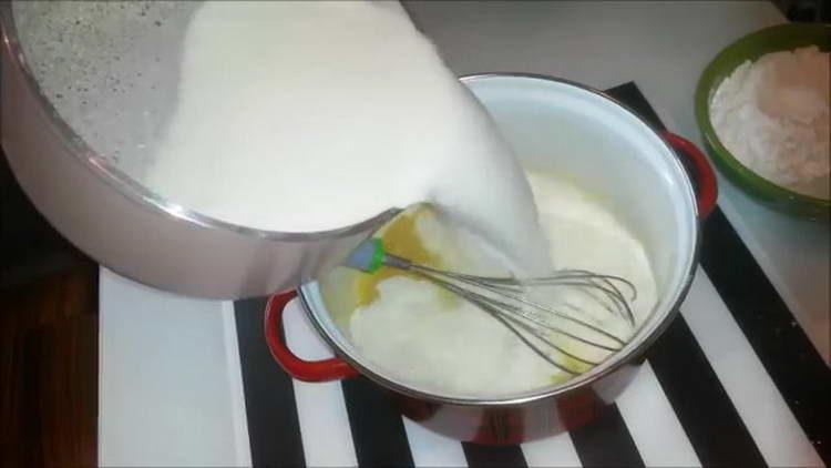 изсипете мляко в яйцата