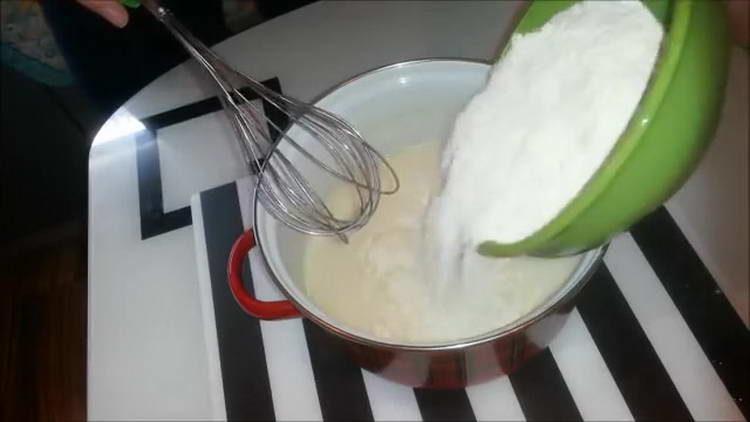 добавете брашно към тестото