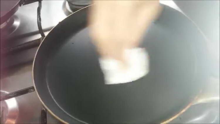 λιπαίνετε το τηγάνι με λάδι