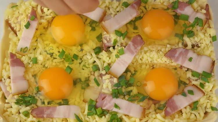 βάλτε τα αυγά και το τυρί στη ζύμη