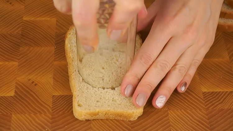 κόψτε έναν κύκλο από το ψωμί