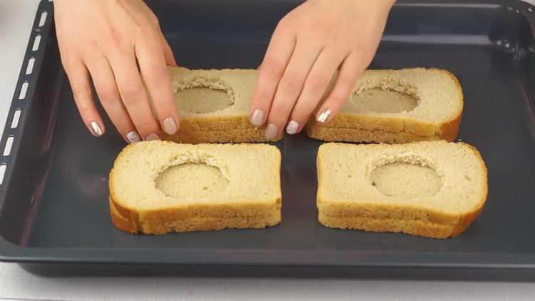 βάλτε ψωμί σε ένα φύλλο ψησίματος