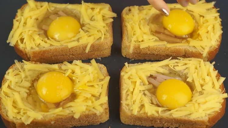 riempire l'uovo con il pane
