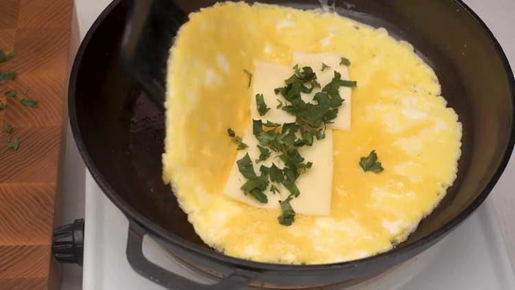 sudėti žalumynus ir sūrį