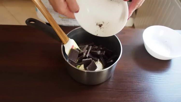 βάλτε το βούτυρο και τη σοκολάτα σε μια κατσαρόλα