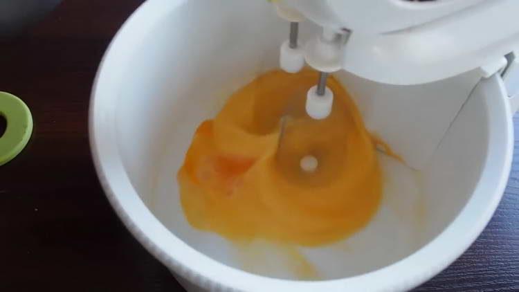 Das Ei mit einem Mixer verquirlen