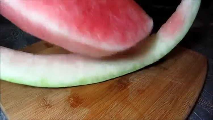 Wir reinigen die Schale einer Wassermelone