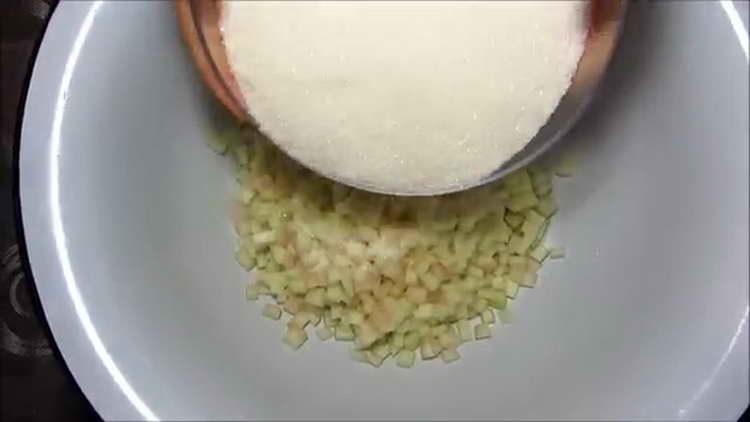 supilkite baltą arbūzo minkštimą su cukrumi