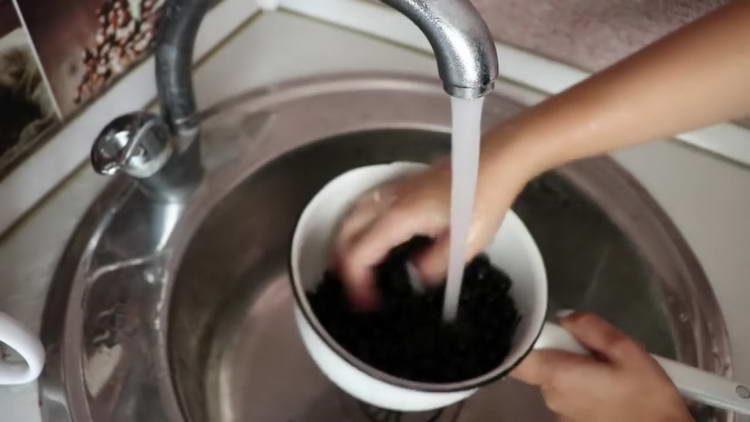 غسل الكشمش الأسود