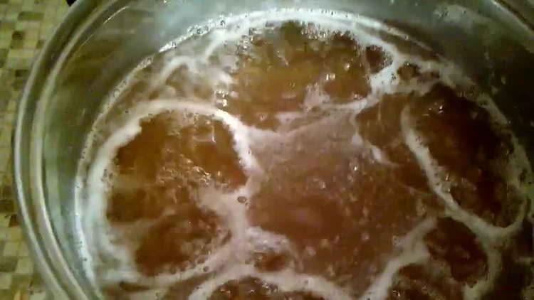 gieße Zucker in kochendes Wasser
