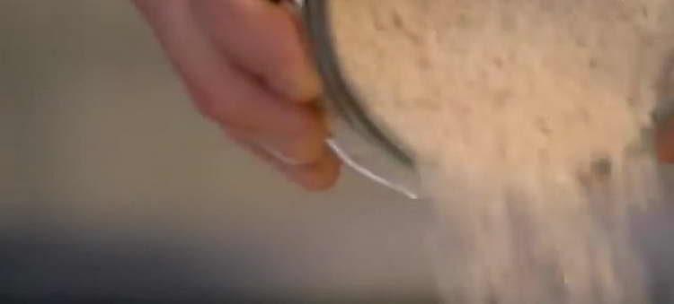 versare il riso in una padella