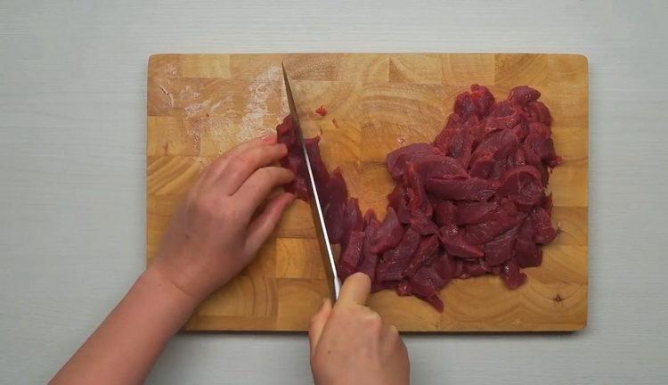 يقطع اللحم
