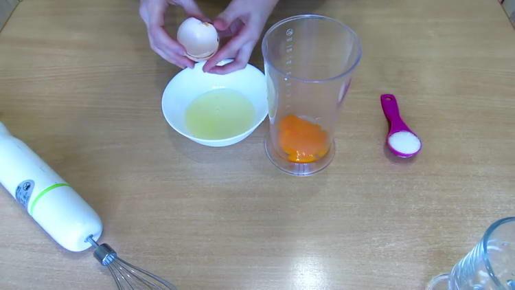 pinaghiwalay namin ang mga yolks mula sa mga protina