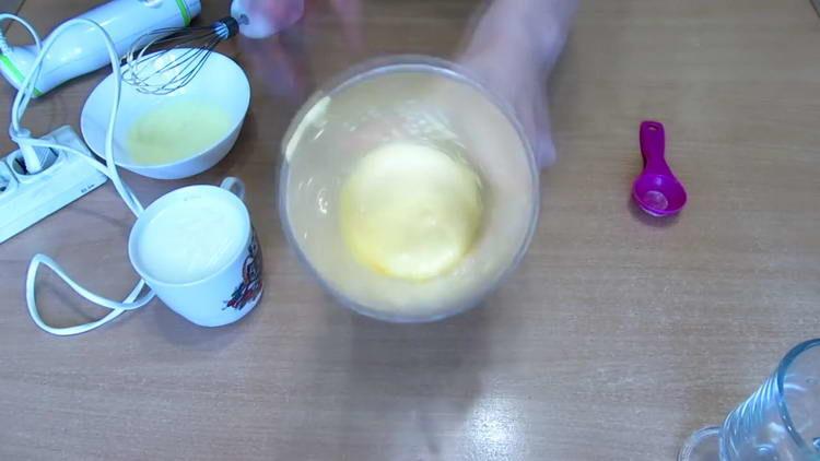 talunin ang yolk sa isang blender