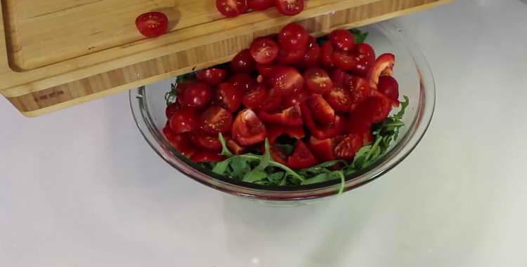 нарежете доматите наполовина