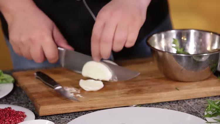 I-chop ang mozzarella