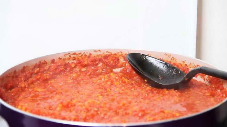 siųskite pomidorų padažą prie daržovių