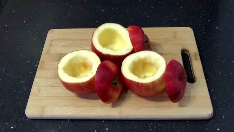tagliare la parte superiore della mela