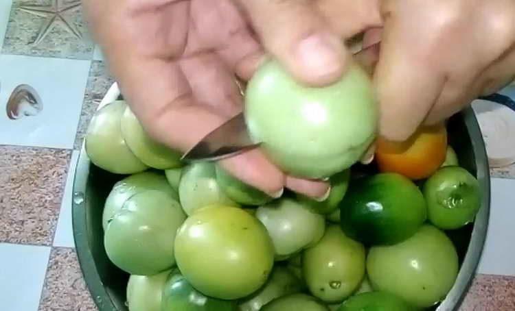 Grüne Tomaten durchschneiden