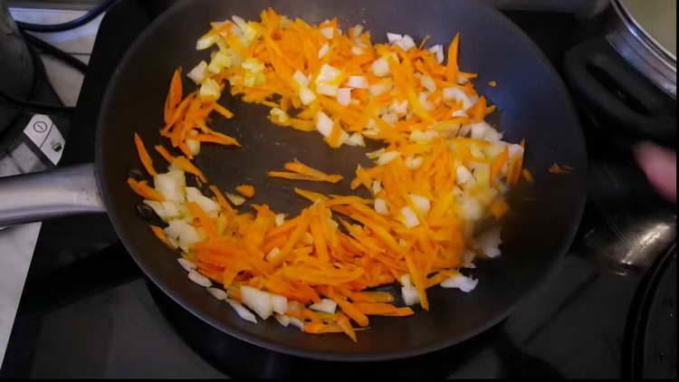 friggere cipolle e carote