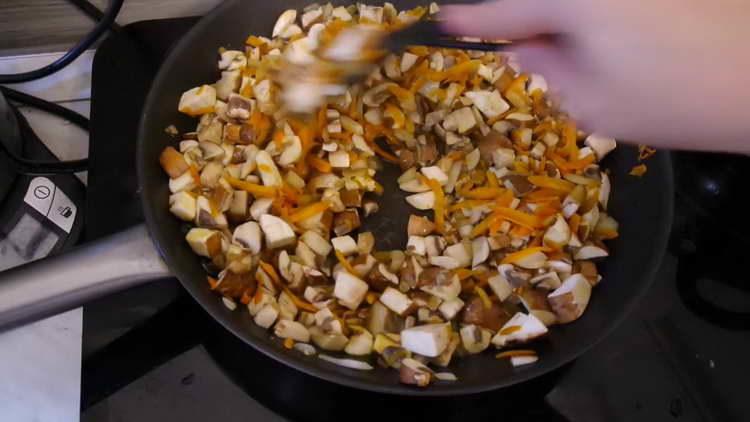 ψιλοκόψτε το σκόρδο και προσθέστε στα μανιτάρια