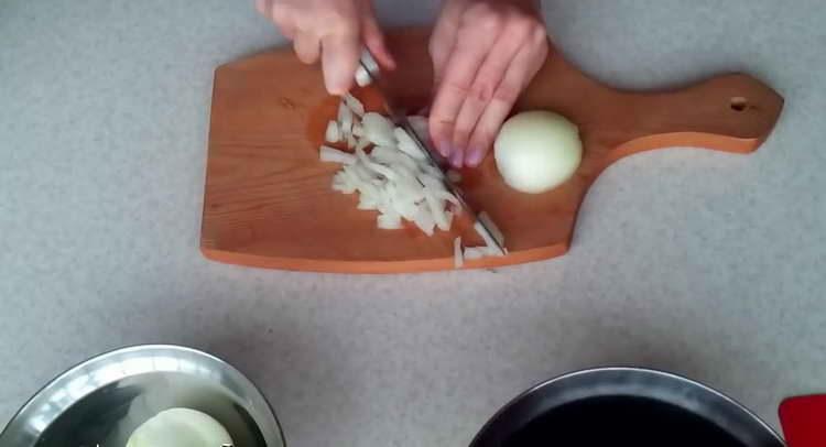 tagliare la cipolla a fette