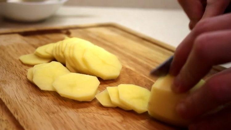 يقطع البطاطس