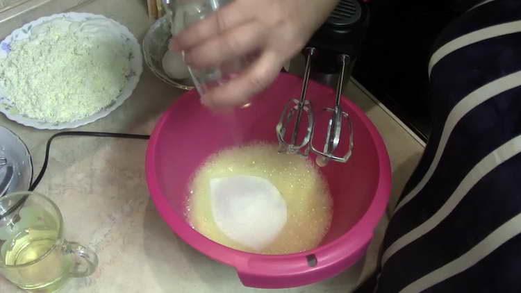 füge Zucker zu den Eiern hinzu
