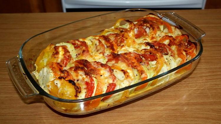 Ofen mit Zucchini mit Tomaten und Käse im Ofen
