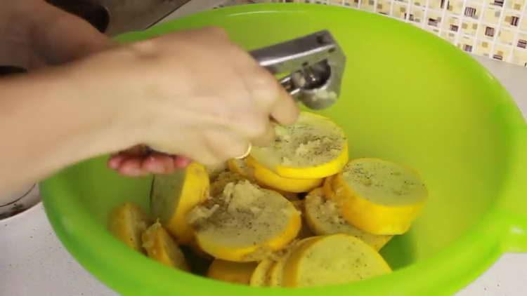 Mischen Sie Zucchini mit Salz und Knoblauch