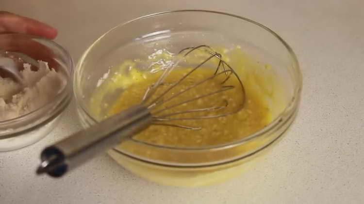 смесете брашното и яйцата