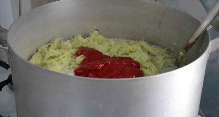 смесете зеленчуците с кетчуп и майонеза