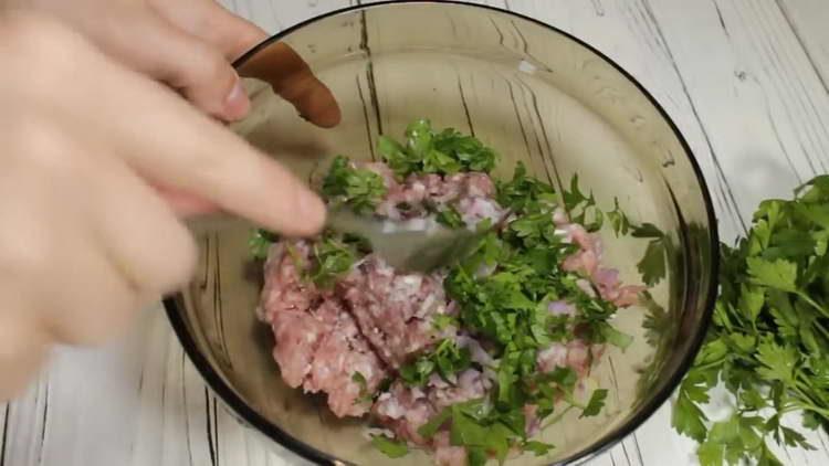 اخلطي اللحم المفروم مع البصل والأعشاب