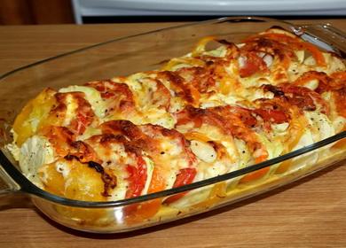 Каб Zucchini Beilage mit Tomaten und Käse im Ofen