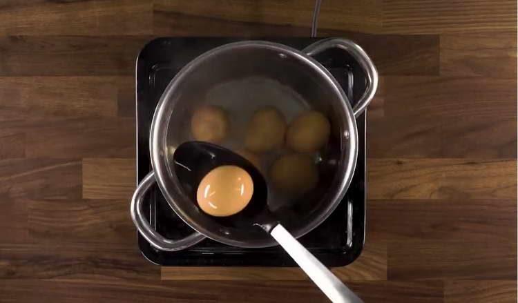 išimkite kiaušinius po vieną